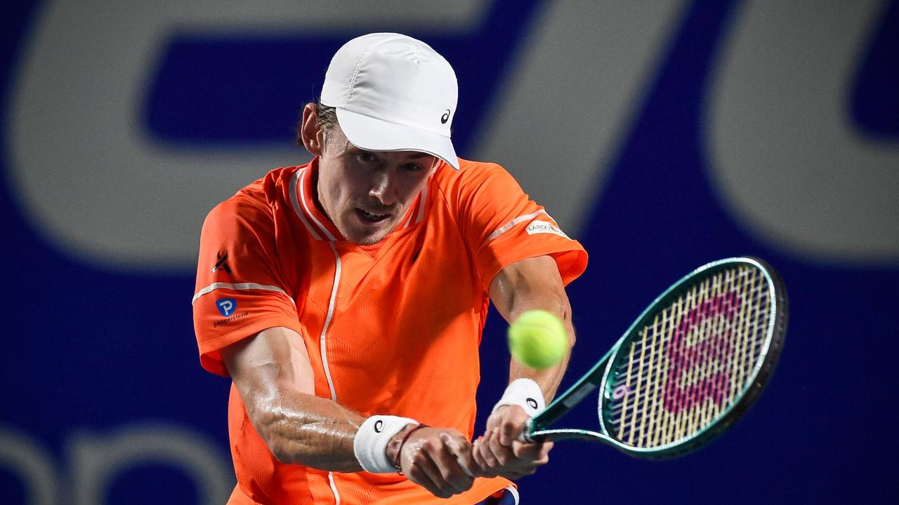 Australia's Alex De Minaur hits a return against Norway's Casper Ruud during the Mexico ATP Open 500 men´s singles final tennis match at the Arena GNP Seguros in Acapulco, Guerrero State, Mexico on March 2, 2024. (Photo by Rodrigo Oropeza / AFP)