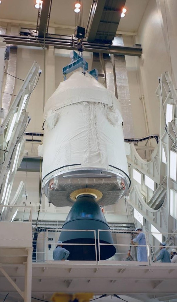 Workers in the MSOB prepare to mate the Apollo 12 Command and Service Modules with the Spacecraft LM Adapter