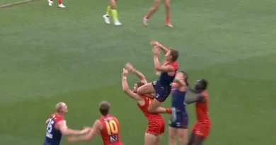 High-flying Dee takes an epic grab High-flying Dee takes an epic grab