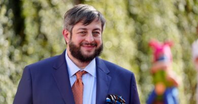 ‘Bob’s Burgers’ actor Eugene Mirman rescued from fiery crash by NH gov.’s detail