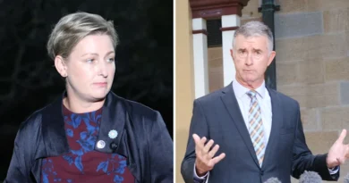 Qld ministers Tim Mander and Amanda Camm duck questions about integrity advice on early relationship