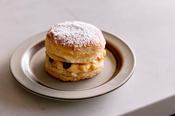 Strudel with puff pastry, lemon custard and apple compote.