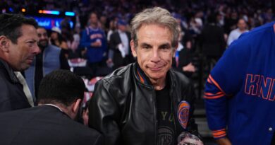 Ben Stiller welcomes a photo with Mike Brown’s wife, after Knicks coach said she was afraid to ask