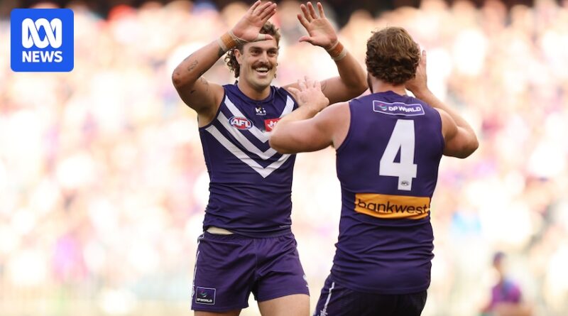 Fremantle streak reaches 14 wins as ladder-leaders thump Gold Coast, North Melbourne cracks top 10