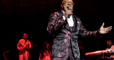 Peabo Bryson, singer known for Disney hits “Beauty and the Beast” and “A Whole New World,” dies at 75