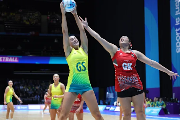 Sophie Garbin of Australia, left, and ’Otolose Fainga’anuku of Tonga in action during the the women’s netball.